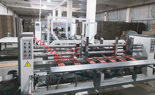 高(gāo)速糊釘(dìng)箱一體(tǐ)機